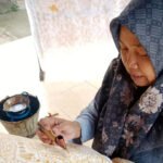 Perempuan Giriloyo merawat batik tulis di tengah pasar modern